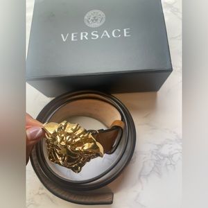 Versace Men Belt
Brown
Size 100/40
Authentic 
Leather
